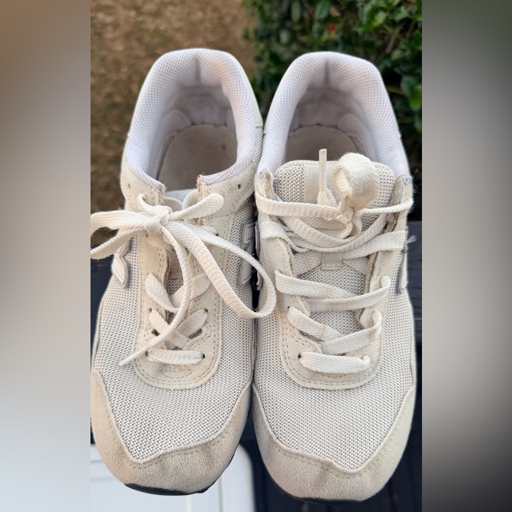 New Balance Big Kids Size 5
White Athletic Sneakers